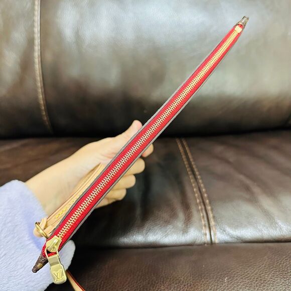 Louis Vuitton Neverfull MM Pouch - Picture 5 of 11